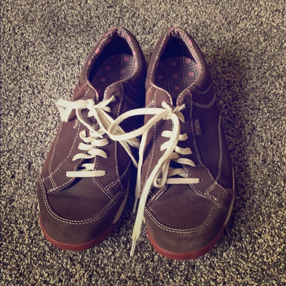 simple tennis shoes